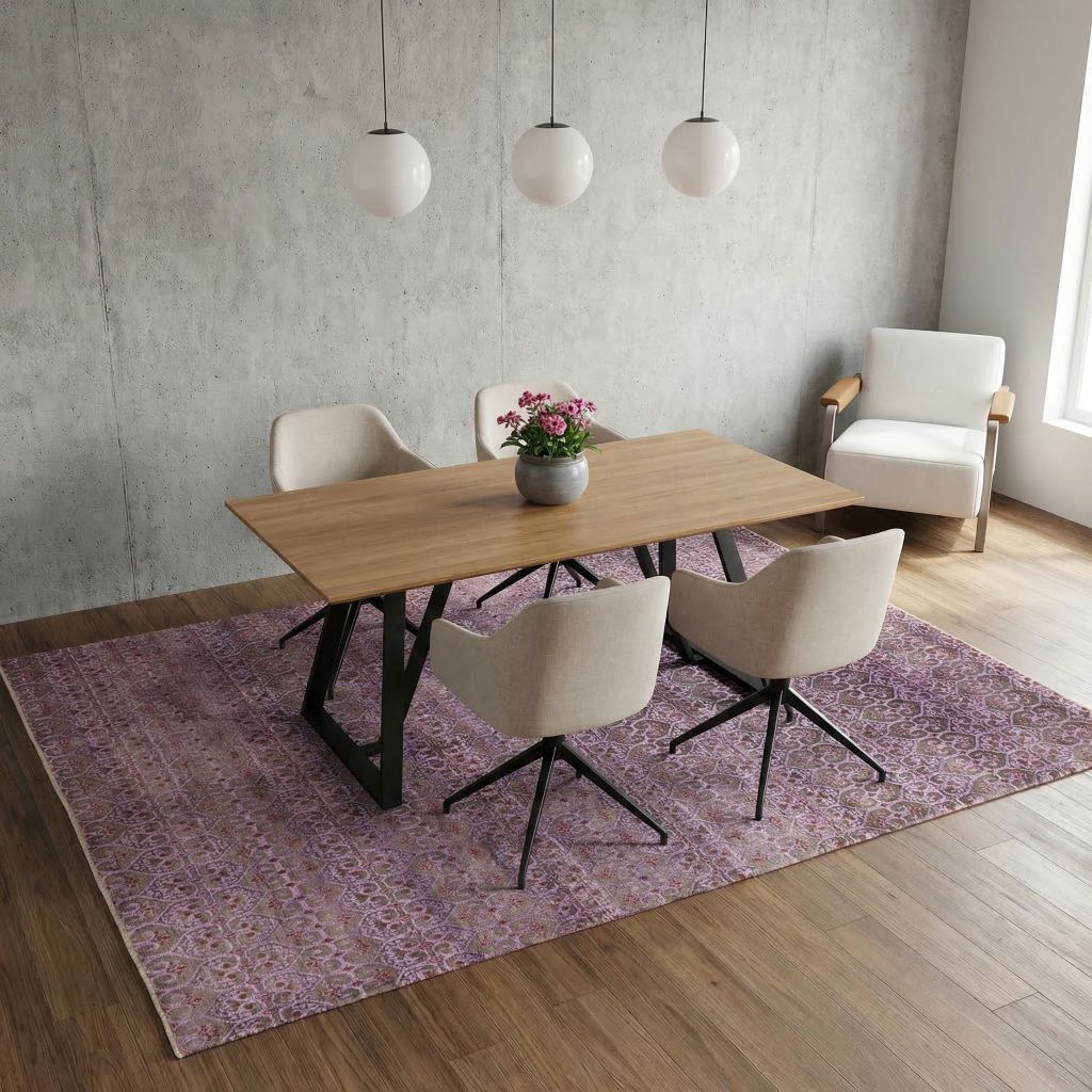 Wohnraumidee mit handgeknüpftem Designer-Teppich Eterno im Essbereich vor Betonwand