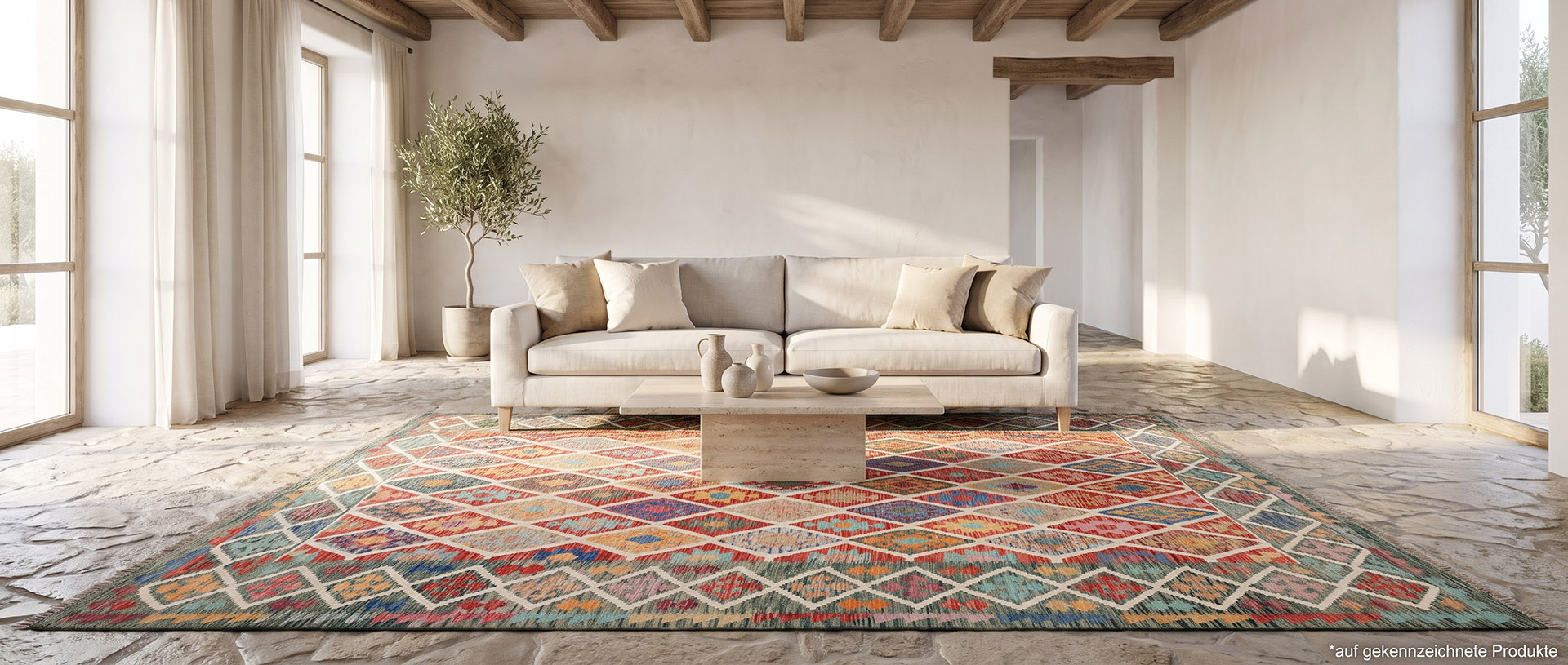 Ein helles Wohnzimmer im mediterranen Stil mit Holzbalkendecke und Nomadenkelim.