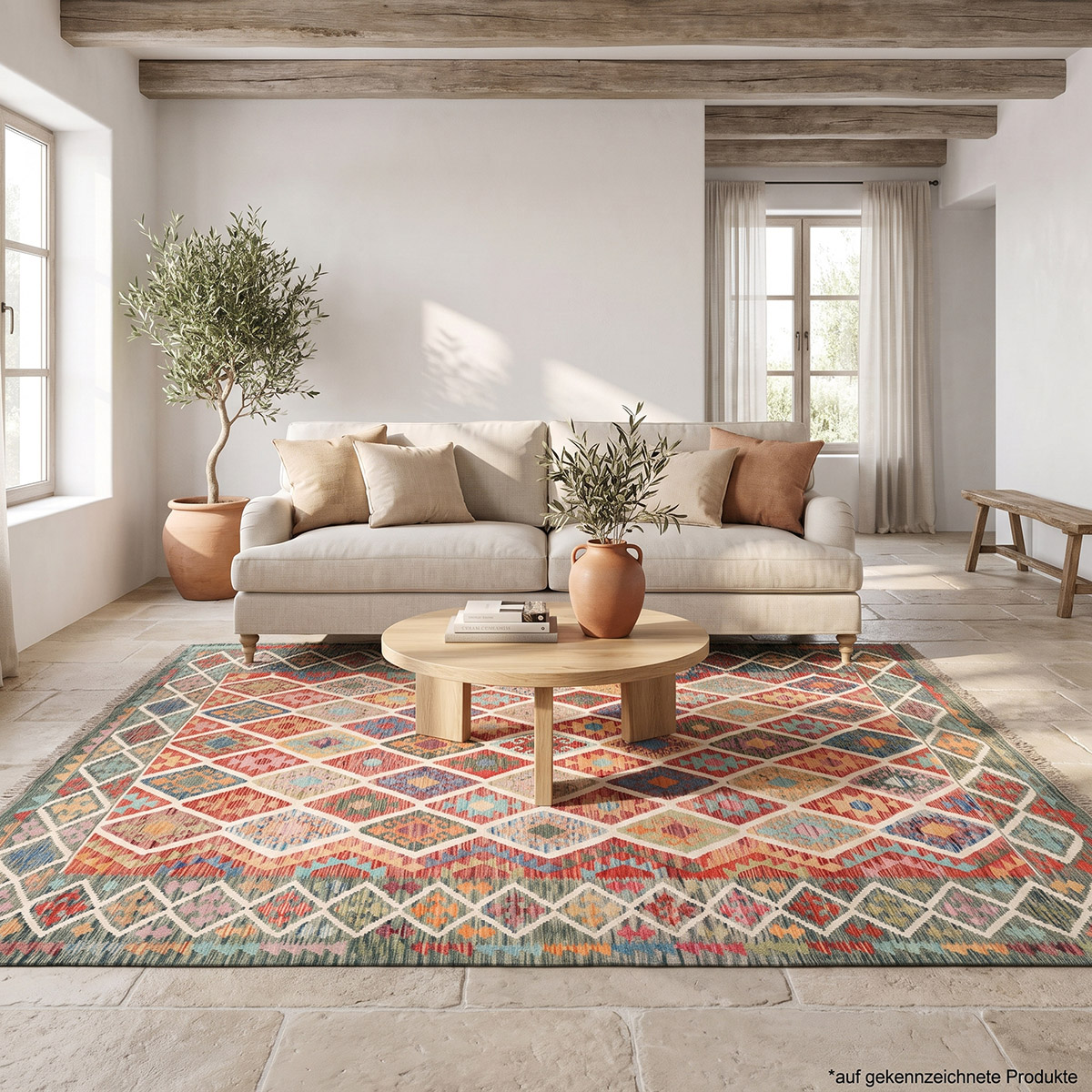 Ein helles Wohnzimmer im mediterranen Stil mit Holzbalkendecke und Nomadenkelim.