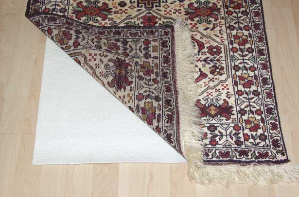 Rutschfeste Unterlage schützt den Teppich